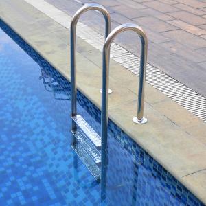 304 Stainless Steel 1.0mm 1.2mm Thickness 2-5 Steps Swimming Pool Ladders Manufacturer